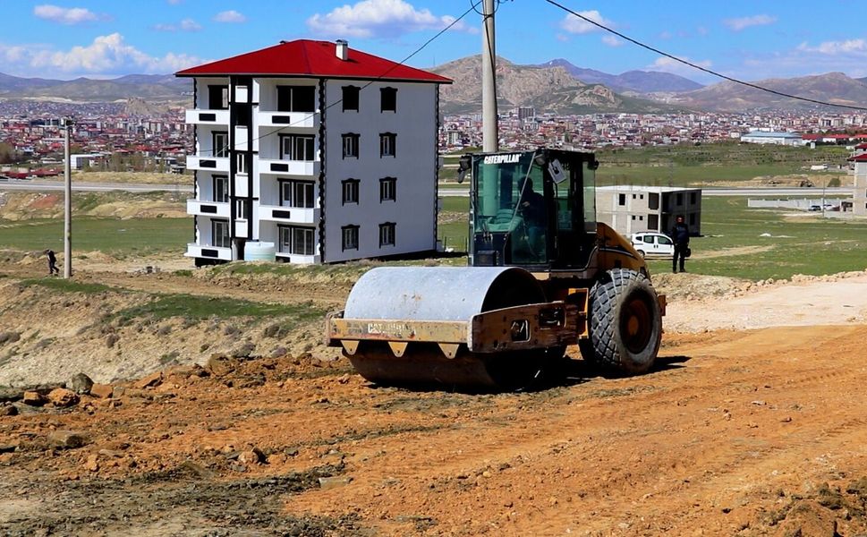 Edremit'te yeni yol çalışmaları sürüyor