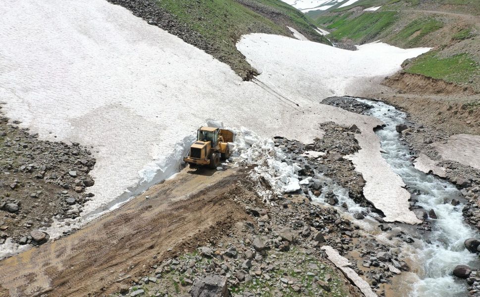 Van sınırındaki Aladağlar'da haziran sonunda kar mesaisi