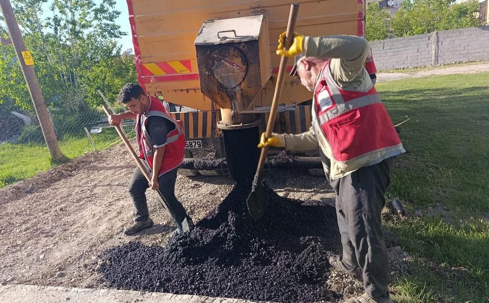 Edremit'te asfalt yama çalışmaları devam ediyor