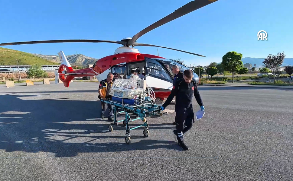 Van'da yenidoğan bebek için zamanla yarış! Ambulans helikopterle Tatvan’a sevk edildi