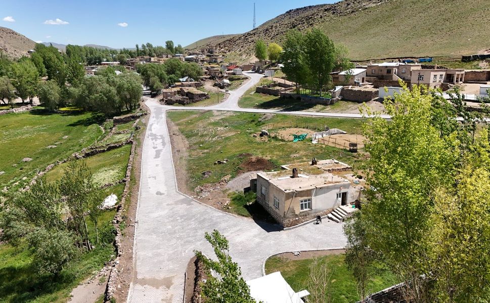 Başkale’de parke taşı döşeme çalışmaları sürüyor