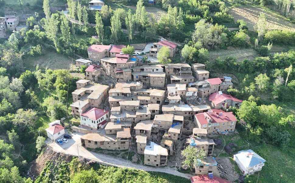 Hizan’daki 300 yıllık taş evler zamana meydan okuyor