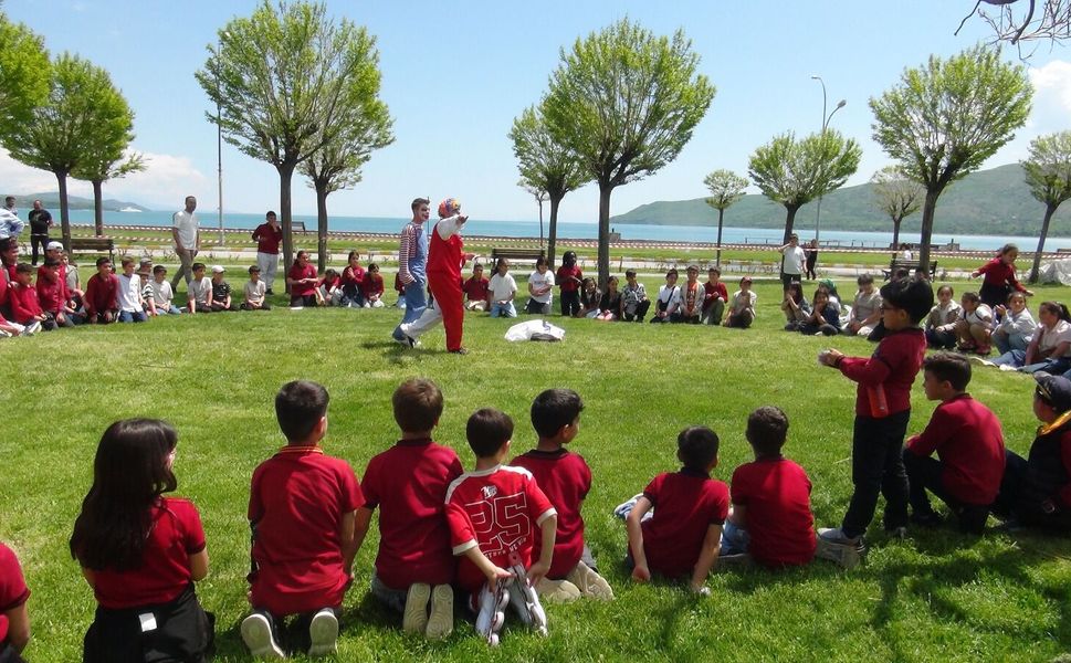 Öğrenciler Van Gölü sahilinde çevre için seferber oldu