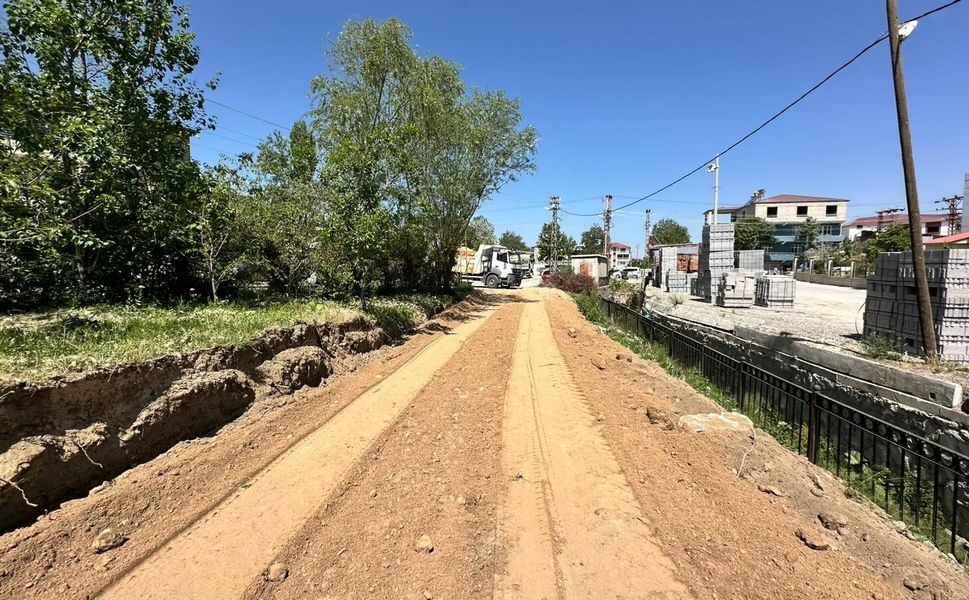 Edremit'te yol açma ve altyapı çalışmaları sürüyor