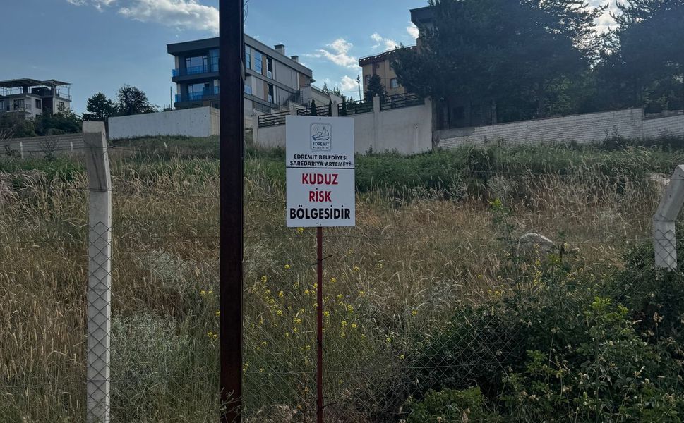 Edremit'te kuduz önlemleri artırıldı: 7 mahallenin girişine uyarı tabelaları yerleştirildi