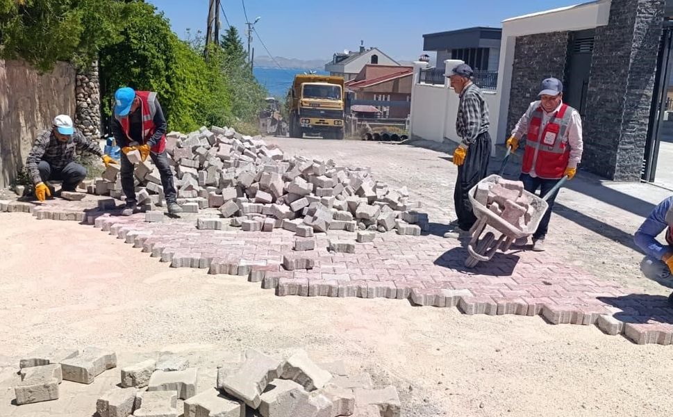 Edremit Belediyesi Yenimahalle'de yol bakım çalışmalarını sürdürüyor