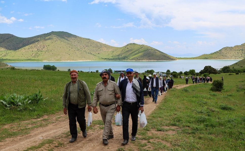 Van Büyükşehir Belediyesi'nden yaşlılara doğa ve tarih gezisi