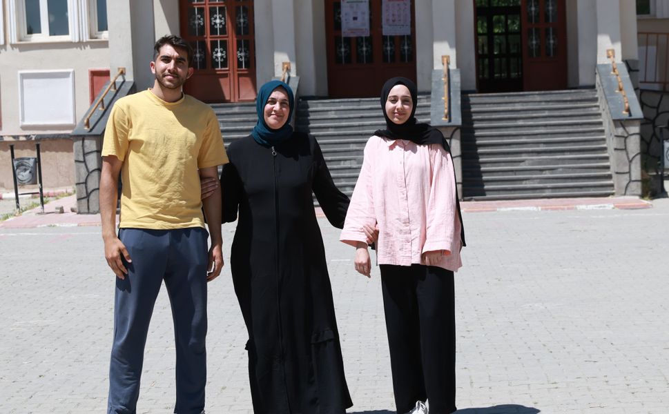 Erciş'te anne ve iki çocuğu birlikte YKS heyecanı yaşadı