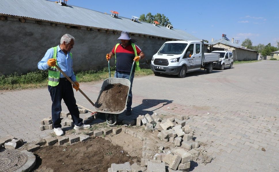 Erciş Belediyesi'nden Örene Mahallesi'nde parke yama çalışması