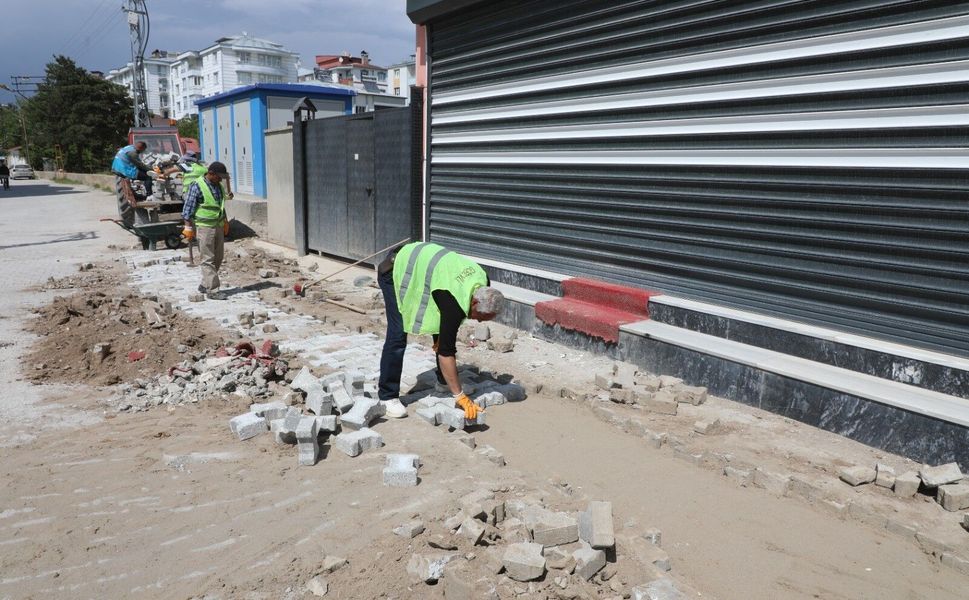 Erciş Belediyesi yol bakım ve onarım çalışmalarını sürdürüyor