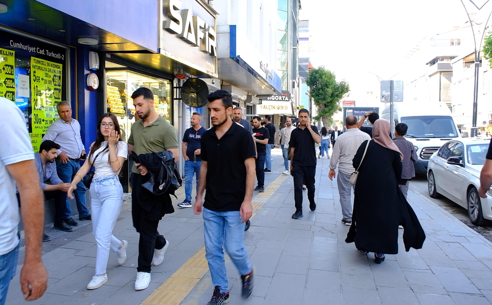 Van sokaklarında evlilik tartışması: Gençler neden evlenmiyor?