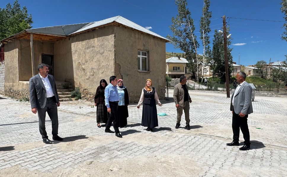 Gürpınar Belediyesi tamamlanan parke taşı çalışmalarını yerinde inceledi