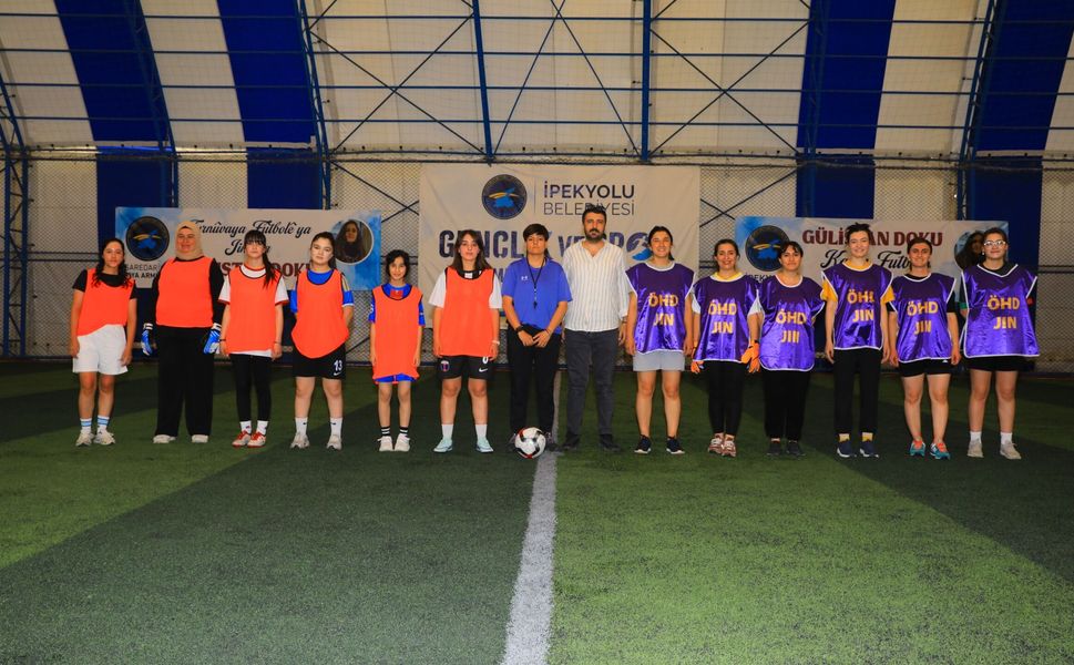 Topuklu Kramponlar ve Heza Jinan Gülistan Doku Kadın Futbol Turnuvası'nda yarı finalde