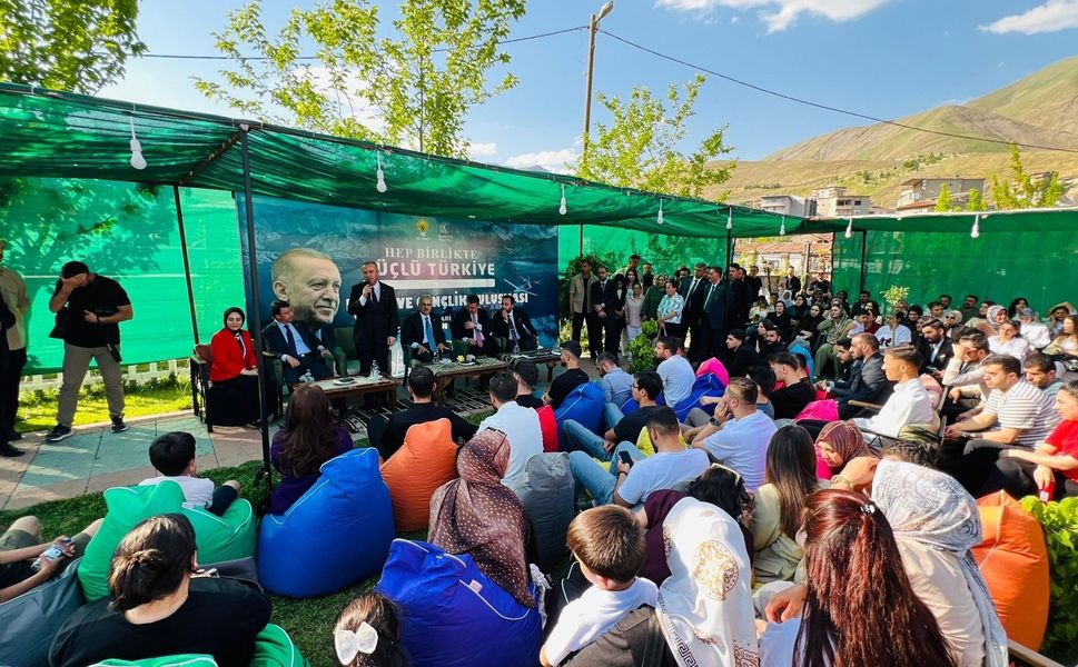 Kayhan Türkmenoğlu Hakkâri'de kadın ve gençlik buluşmasına katıldı