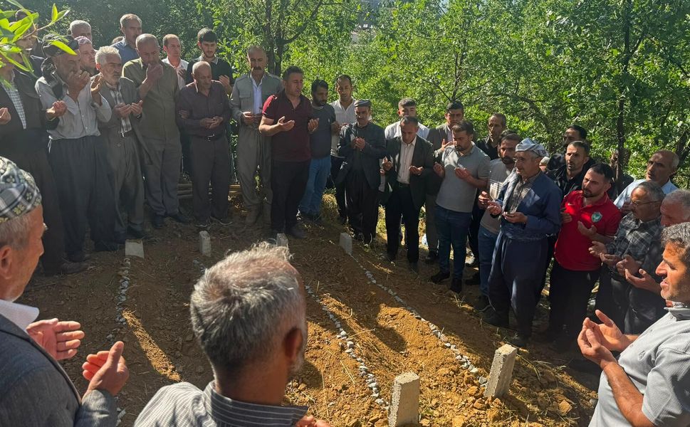 Şemdinli'de öldürülen anne ve 3 çocuğu yan yana toprağa verildi