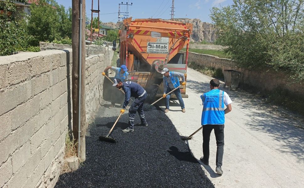 İpekyolu'nda asfalt onarım çalışmaları sürüyor