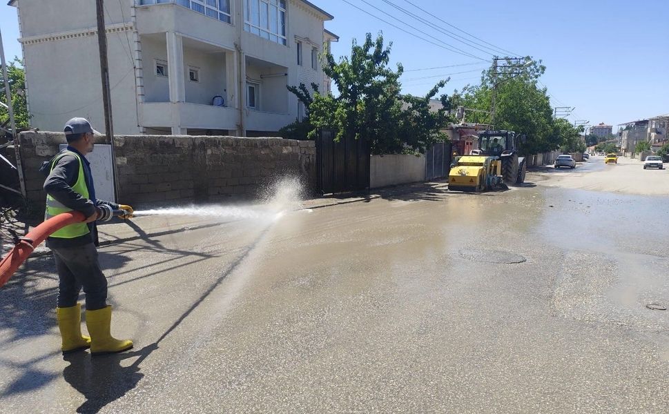 İpekyolu Belediyesi’nden Yenimahalle'de vakumlu süpürgeyle temizlik