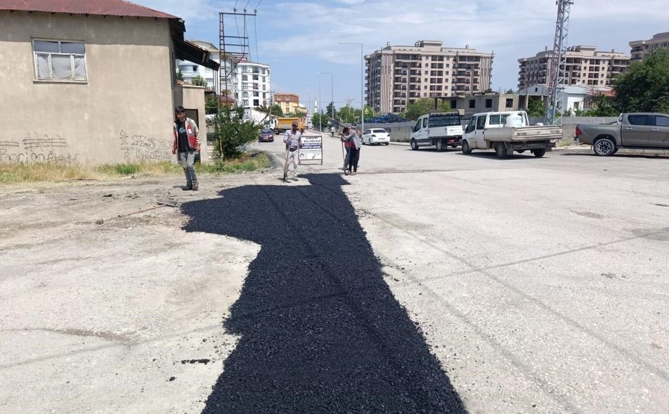 Edremit Belediyesi'nden Şabaniye Mahallesi'nde asfalt yama çalışması