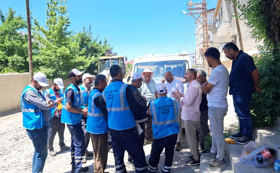 İpekyolu Belediyesi, Hacıbekir ve Bostaniçi mahallelerinde yol çalışmalarını sürdürüyor