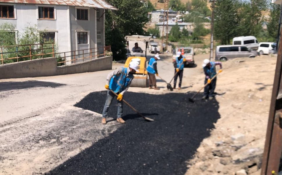 İpekyolu Belediyesi asfalt çalışmalarını sürdürüyor: Birçok mahallede yol seferberliği