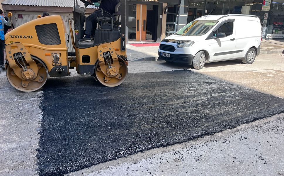 İpekyolu Belediyesi'nden mahallelerde yol ve asfalt mesaisi