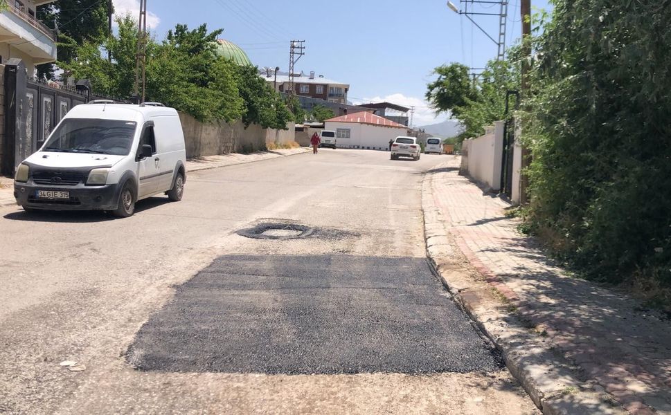 İpekyolu’nda asfalt onarım çalışmaları devam ediyor