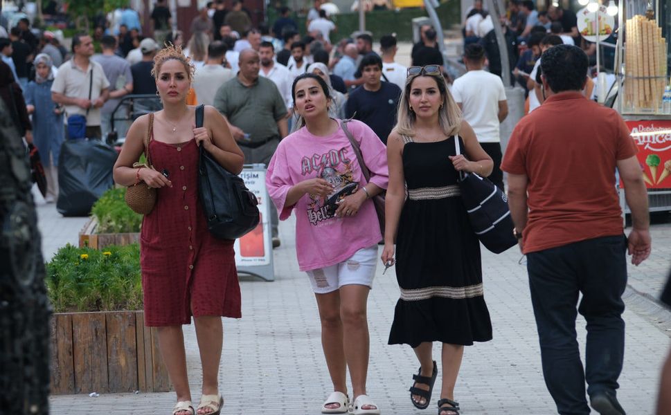 İranlı turistler yeniden Van'da: Ateşkes sonrası oteller doldu, çarşılar hareketlendi