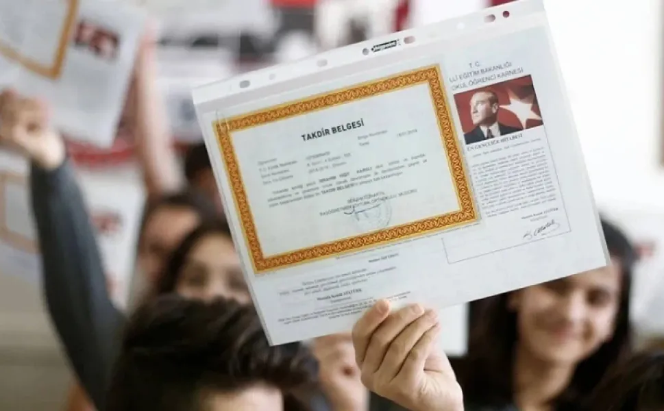 Okullarda yarın yaklaşık 18 milyon öğrenci için "Karne Zili" çalacak