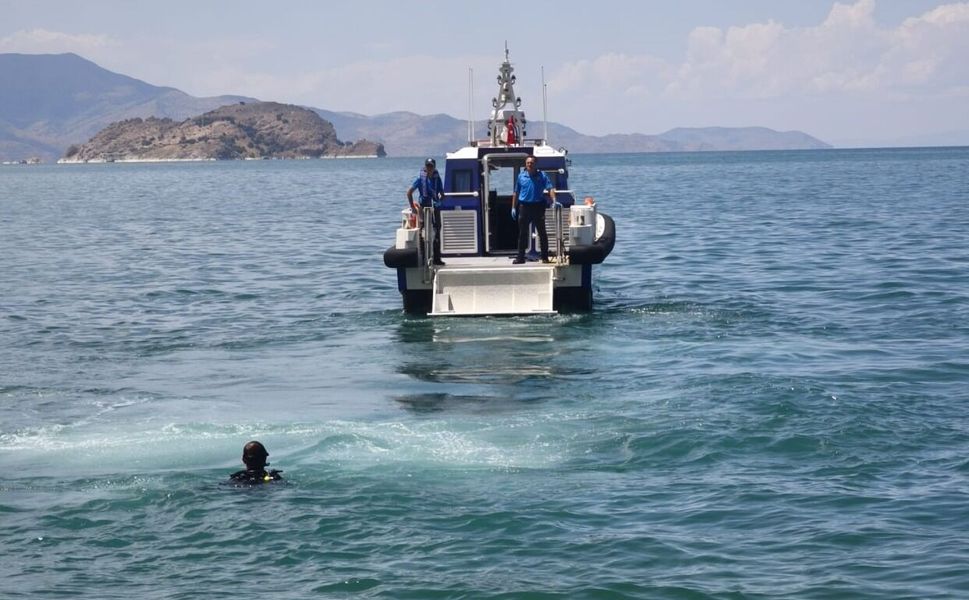 Kontrolden çıkan otomobil Van Gölü'ne uçtu