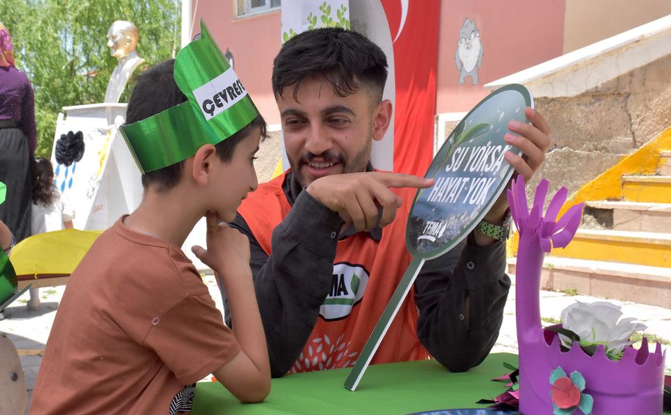 Vanlı miniklerden çevreye örnek proje: Atıkları sanata dönüştürdüler