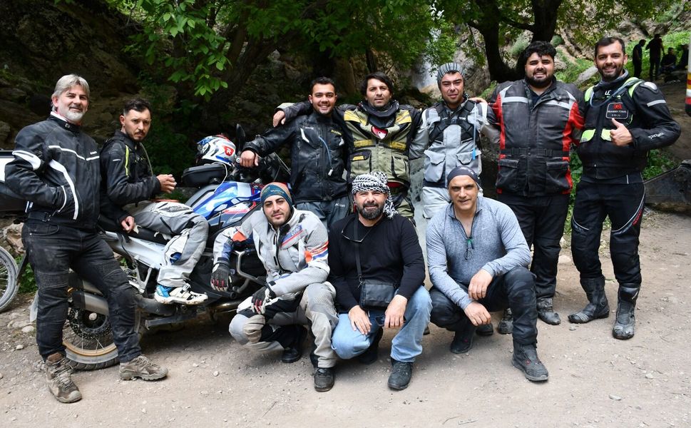 Motosiklet tutkunları Hakkari’deki Cennet-Cehennem Vadisi’ne hayran kaldılar