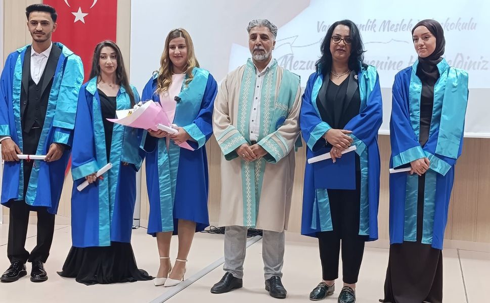 Van’lı Nurten Sağlam’ın başarı hikayesi: Önce çocuklarını okuttu, en küçük kızı ile üniversiteyi bitirdi