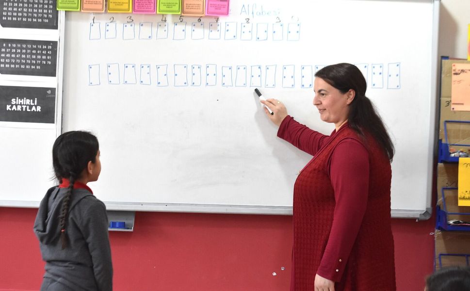 Muradiye’deki öğretmenden örnek proje: Öğrencilerine her yıl yeni bir dil öğretiyor