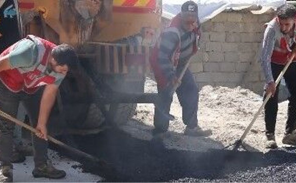 Edremit Belediyesi Şabaniye Mahallesi'nde yol onarım çalışmalarını sürdürüyor