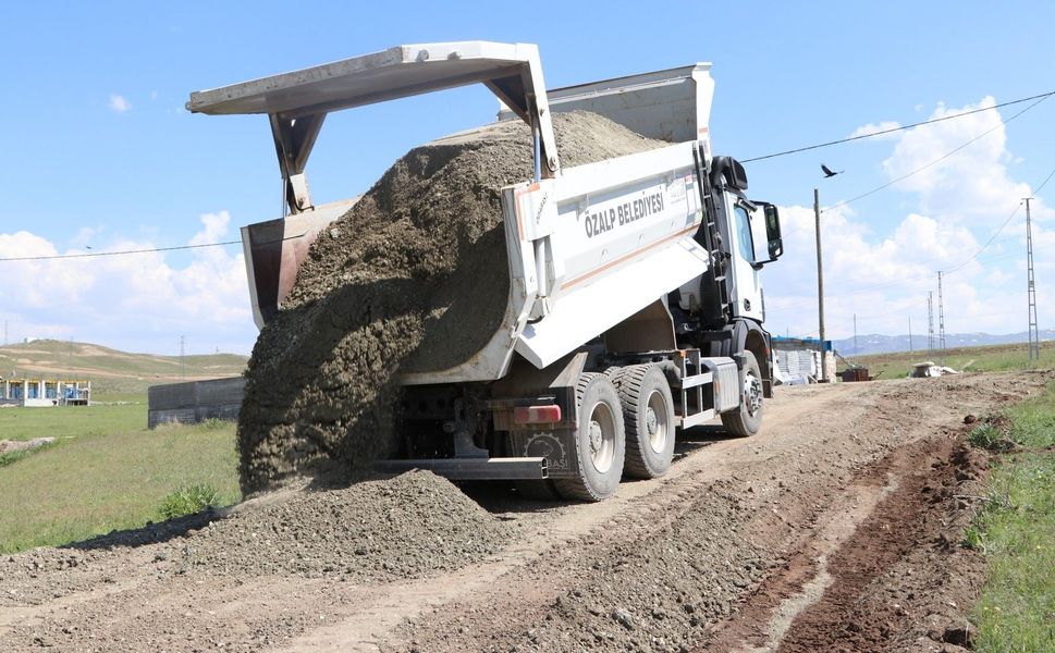 Özalp'ta yol, köprü ve tarımsal altyapı çalışmaları sürüyor