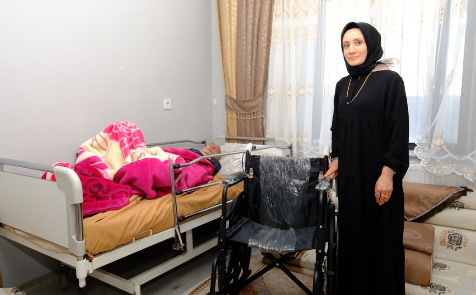 İpekyolu Belediyesi’nden engelli yurttaşlara tekerlekli sandalye desteği