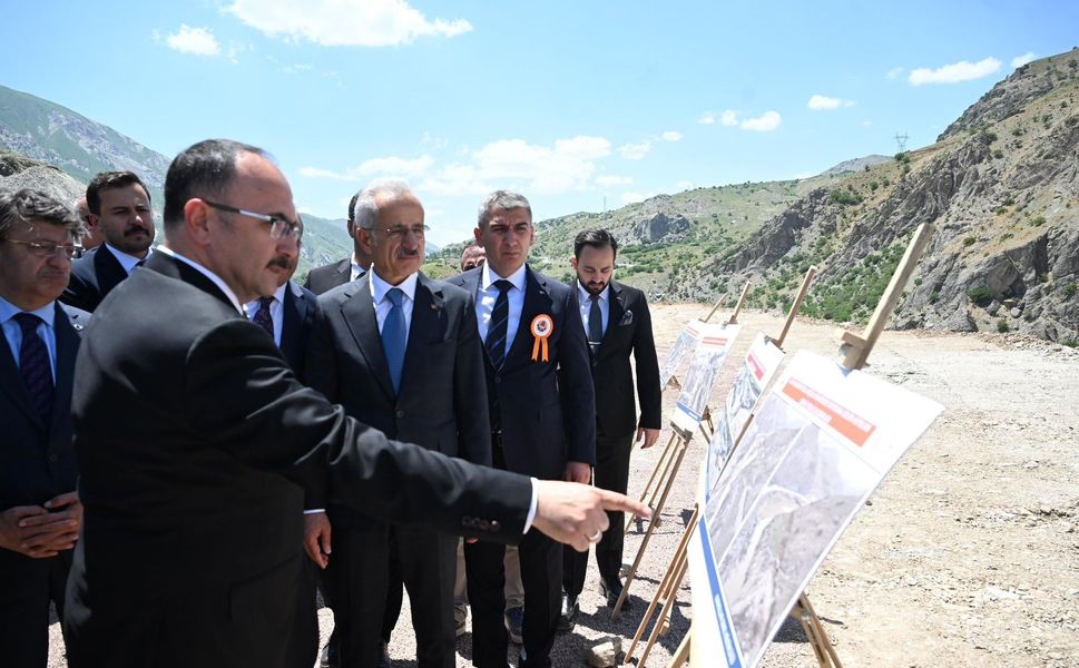 Bakan Uraloğlu heyelan bölgesinde incelemelerde bulundu