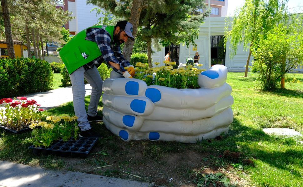 Van’da kent park rengârenk çiçeklerle güzelleşiyor