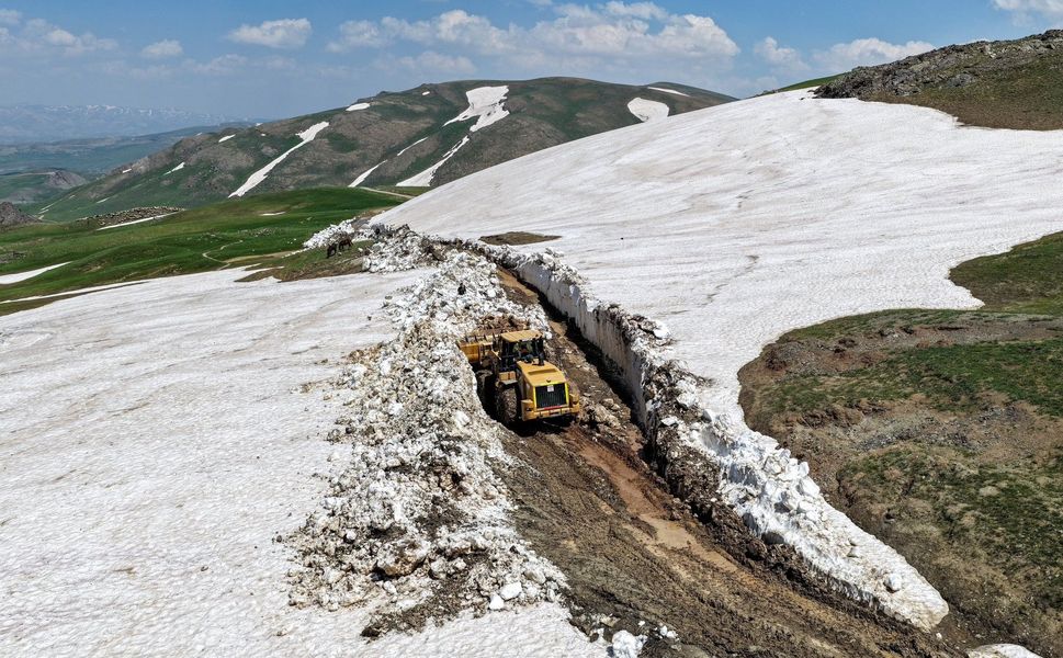 Van’da haziran ortasında kar mesaisi: 3 bin 800 rakımda yayla yolları açılıyor