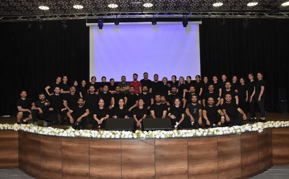 Farklı branşlardan öğretmenler aynı sahnede Anadolu kültürünü buluşturuyor
