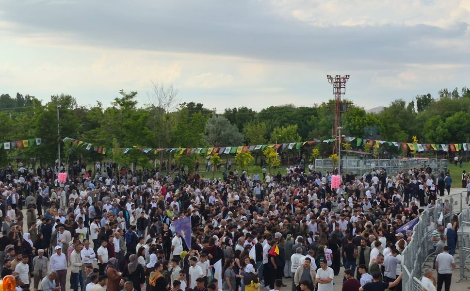 Van’da “Özgürlük Mitingi” başladı: Binler Newroz alanına akın ediyor