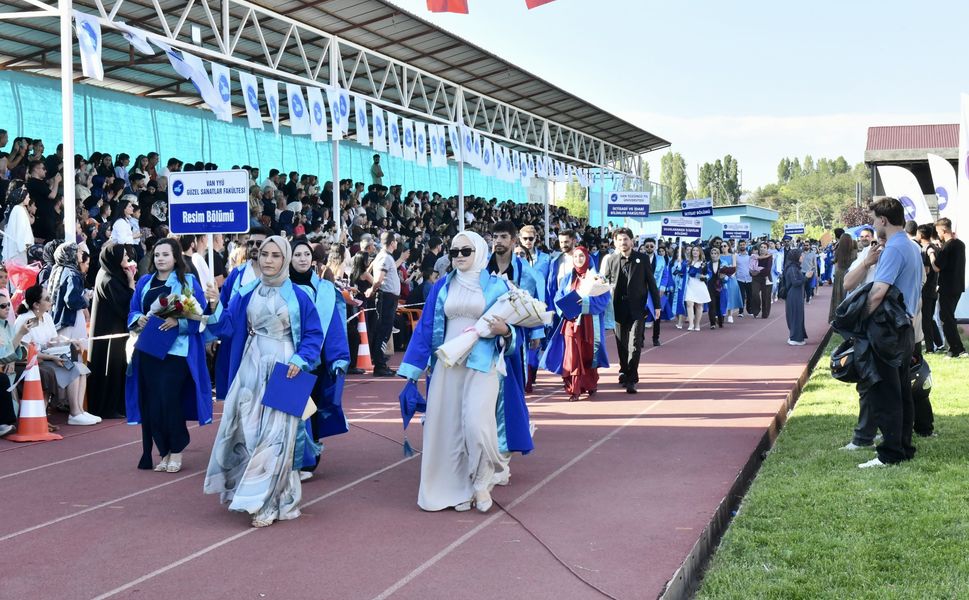 Van YYÜ’de 6 bin öğrencinin mezuniyet coşkusu