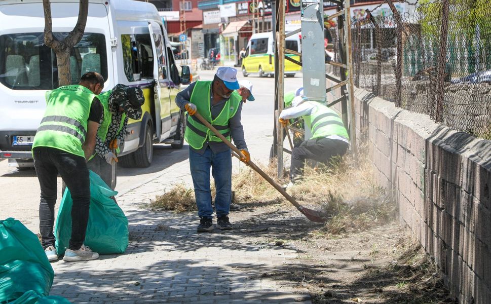Van Büyükşehir Belediyesi'nden Doğu Caddesi'nde çevre düzenleme çalışması
