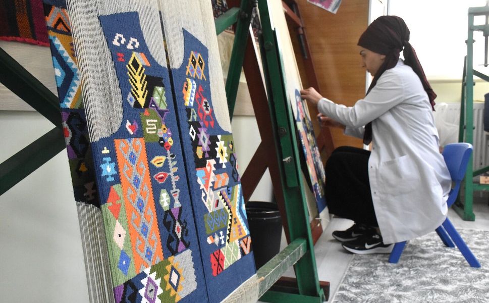 Van’da kilim motifleri modern kıyafetlerle geleceğe taşınıyor