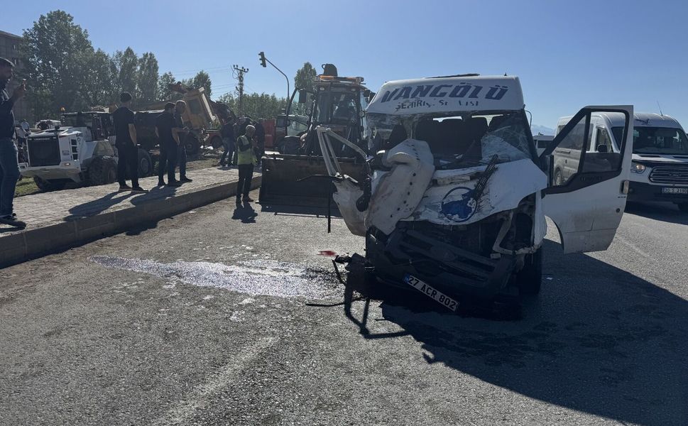 Vangölü minibüsünün karıştığı kazada ölenlerin isimleri belli oldu