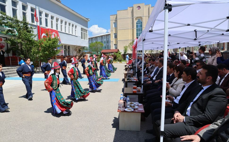 Erciş’te halk oyunları ve türkülerle renkli program