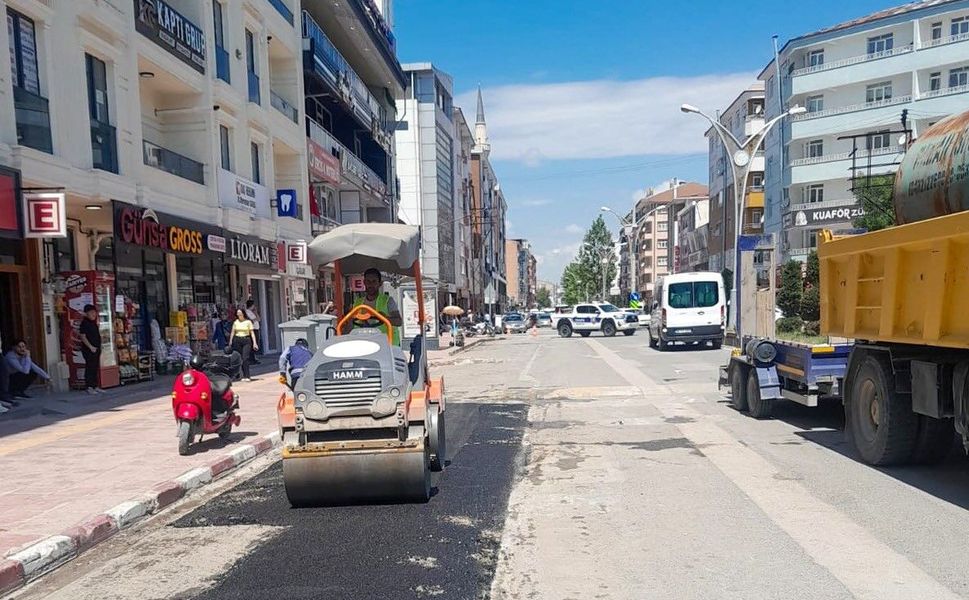 Van Büyükşehir Belediyesi Erciş'te yol bakım çalışmalarını sürdürüyor