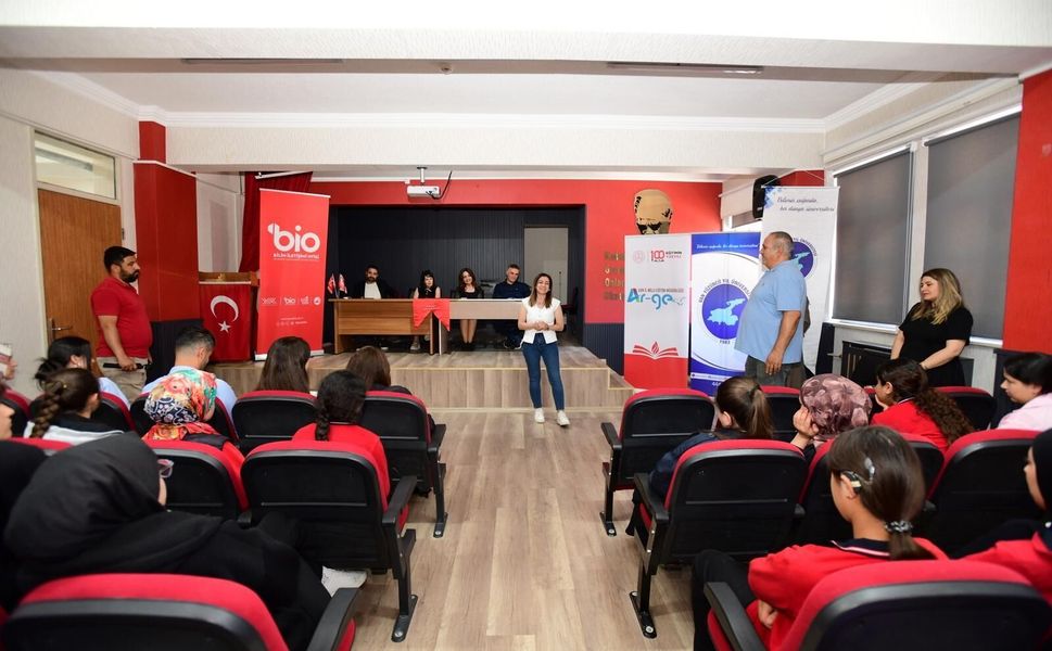 Van YYÜ'den liselilere gelecek rehberi: Yapay zeka ve yeni nesil meslekler masaya yatırıldı