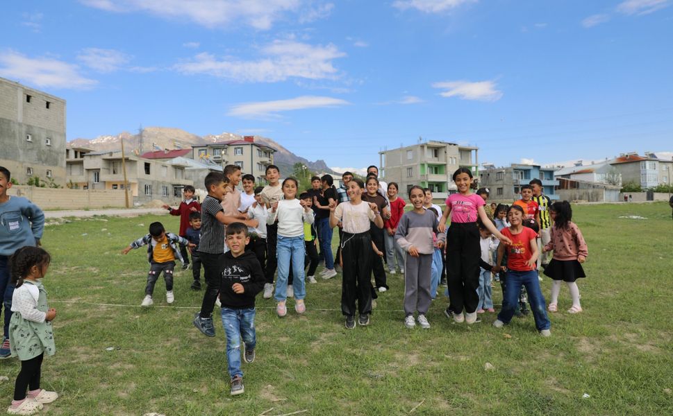 Van’da çocuklar şenlikte doyasıya eğlendi