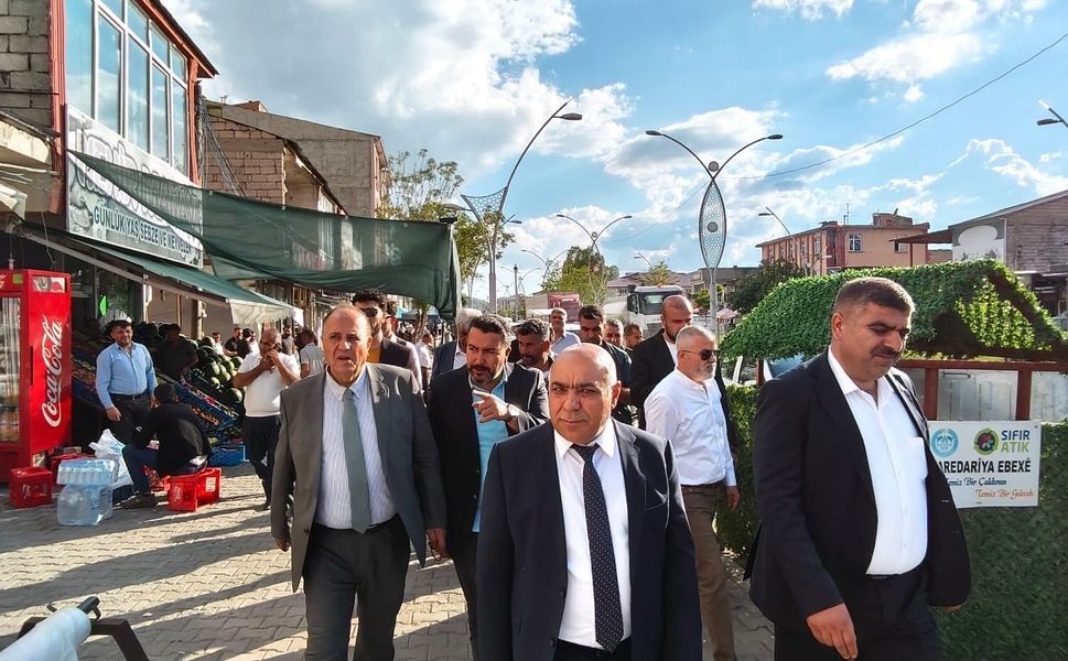Zahir Kandaşoğlu Çaldıran'da esnafla buluştu: İlçeler sürekli desteklenmeli